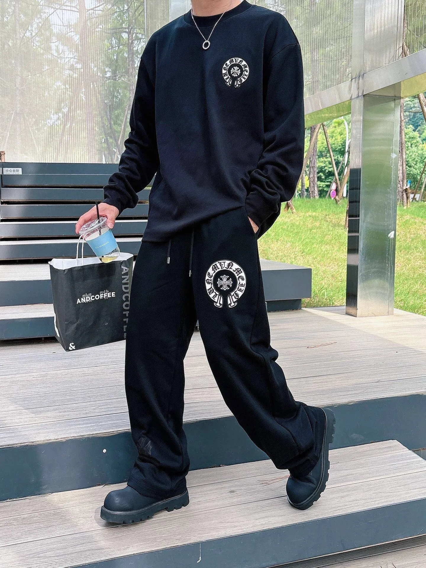 Clothes P 400💰 Pants P 426 💰ChromeHearts Chrome Heart Round Neck Long Sleeve Pursuit of quality and absolute guarantee of quality! Using double-sided cotton fabric, the texture is clearly visible, the texture is soft, delicate and smooth, and the customized three-dimensional embroidery and leather patchwork technology is full of drape! The workmanship is fine and the shoulder lines are smooth. All imported chain machines are used to make the shoulder rolling strips. It has a certain thickness and is not made of cheap material but has a shiny feel that is comfortable and not tight on the upper body. It is the most avant-garde street item that can be easily matched by both men and women!  Color: black white Size: m-3xl Style number: 3576➕3750